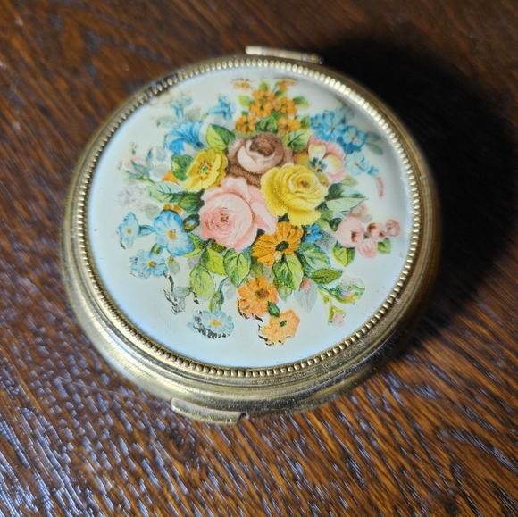 Vintage Floral and Gold Tone Compact. - Picture 2 of 9